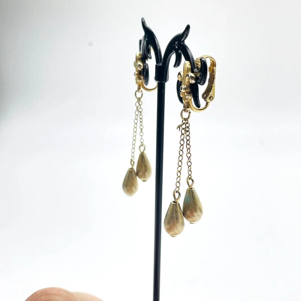 Vintage Gold Tone Chain Dangle Clip On Earrings Teardrop Bead Long Fleur de Lis